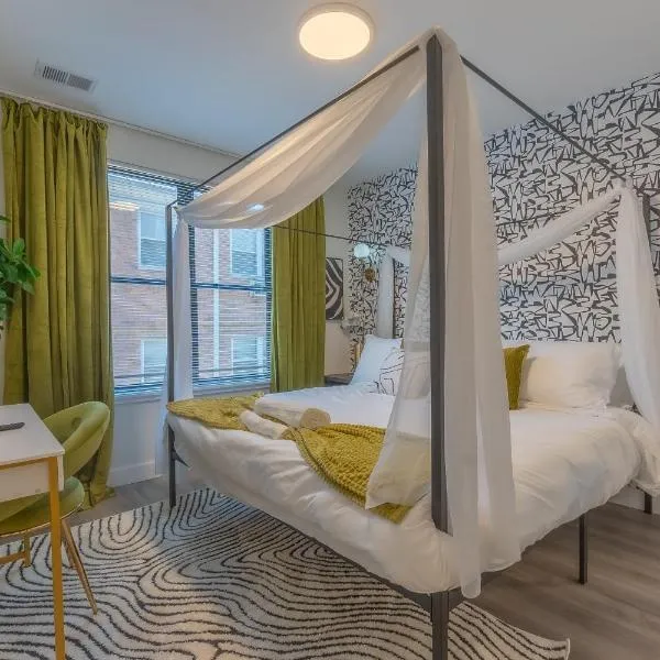 Opulence in Olive with Free Parking plus EV Plug, 2 BR 2 baths Suite, 5 beds and Sleeps 8, Hotel in Orange