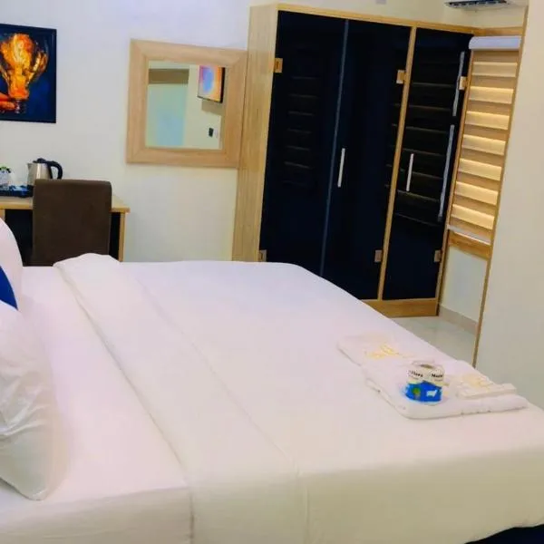 Triple J Universal Hotel and Suites, hotel v Asabě