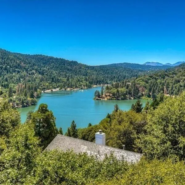 Best View of the Lake! Huge Deck!, ξενοδοχείο σε Crestline