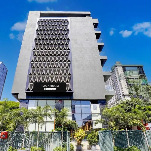 Townhouse Magarpatta City Formerly Emerald Guestimony，位于浦那的酒店
