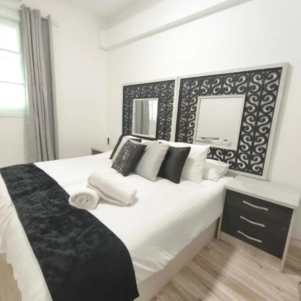 Charming Central Ground Home just off Main ST!, hotel v destinácii Gibraltar