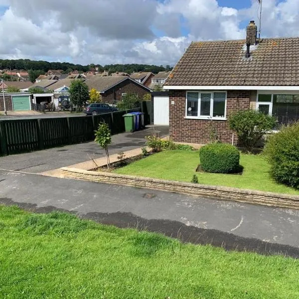 Sands Lane Retreat - Cozy Bungalow in Hunmanby, hotel v destinaci Filey