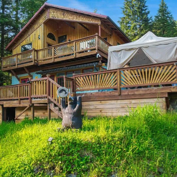 Salmon Return and Wildlife Roam Ketchikan Getaway!, hotel di Ketchikan