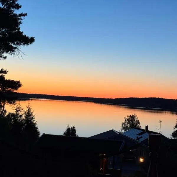 Mysig timmevilla med sjöutsikt, hotel v destinaci Sigtuna