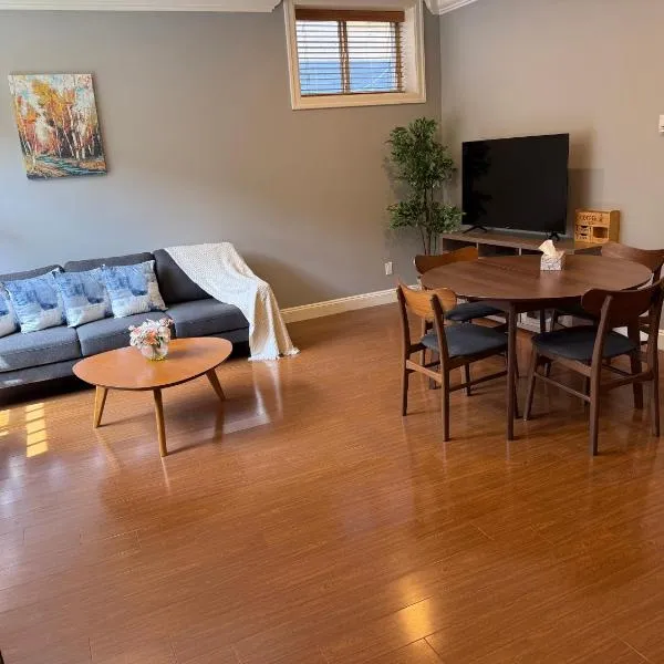 Peaceful & Cozy Home with 3 rooms, 2 SHARED Bathrooms and SHARED Common Space，位于温哥华的酒店