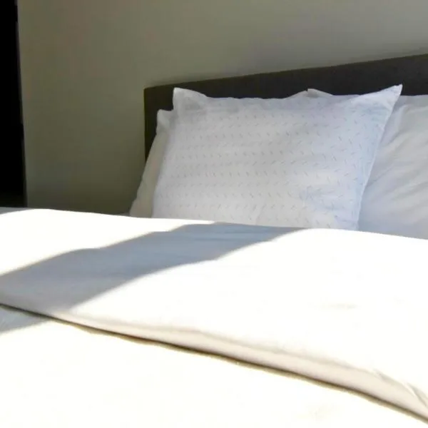 Modern Entire Home in Mississauga near Toronto Canada YYZ, hotel in Mississauga