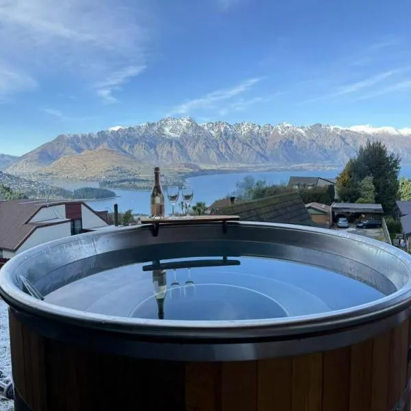 Lake & Mountain Views with Spa & Home Cinema, hotel in Queenstown