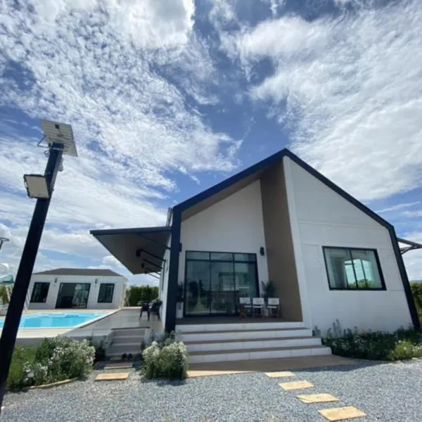 373 pool villa, hotel in Chiang Rai