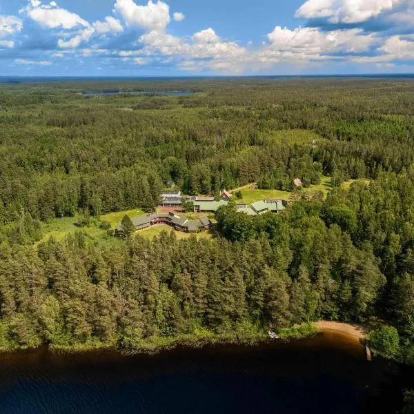 Poilsio kompleksas Tolieja Vieta renginiams bei poilsiui ant ežero kranto, hotel in Kulionys