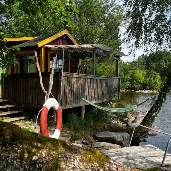 Lakehouse getaway with rowing boat, hotel v destinácii Lerum