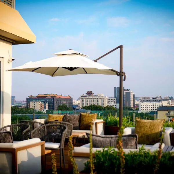The Purple Horse Hotel 北京紫龙花园酒店 - Beijing Sky Garden Boutique Hotel & Rooftop Infinity Mini Pool - Near Forbidden City, Wangfujing, Tiananmen, Lama Temple - Personalised Tours, khách sạn ở Bắc Kinh