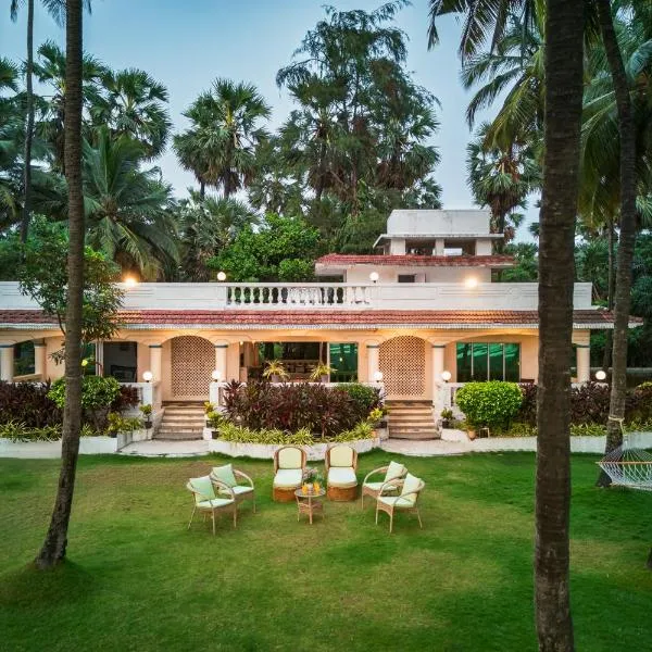 StayVista's Villa Bharat - Beachfront serenity with A spacious lawn, hotel in Mumbai