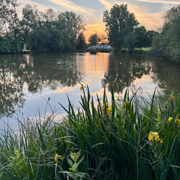 Les Rives De Bel Air - Hébergements - Camping - Caravaning、Saint-Siméonのホテル