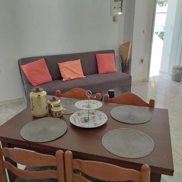 Leros Lakki Entire rental unit, Host Kathy, מלון בNisís Léros