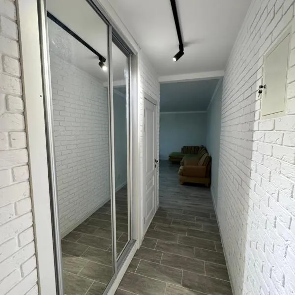 Чистая , новая, квартира в Балхаше, hotel in Balqash