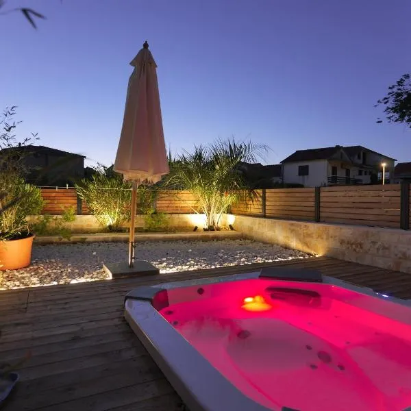 Villa Lojena, luxury studio with Jacuzzi id 112, hotell sihtkohas Murter
