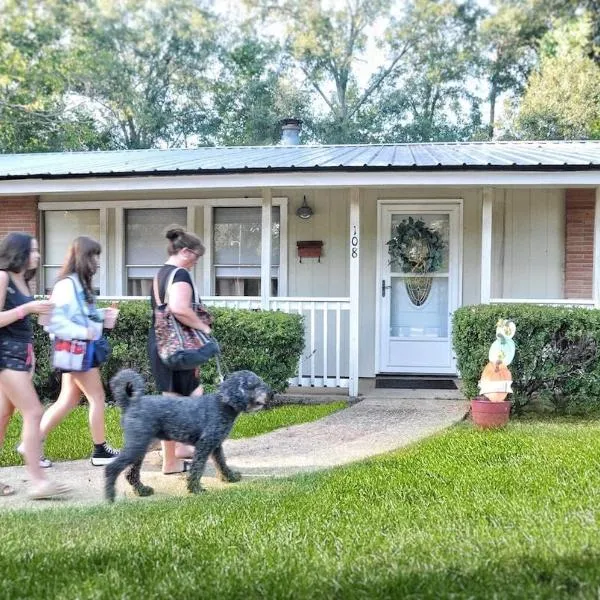 Centrally located Cozy Mid-Century Home, hotell sihtkohas McComb