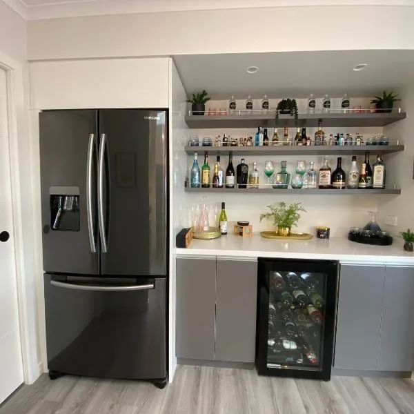 PRIVATE QUIET and MODERN HOME, hotel in Richmond