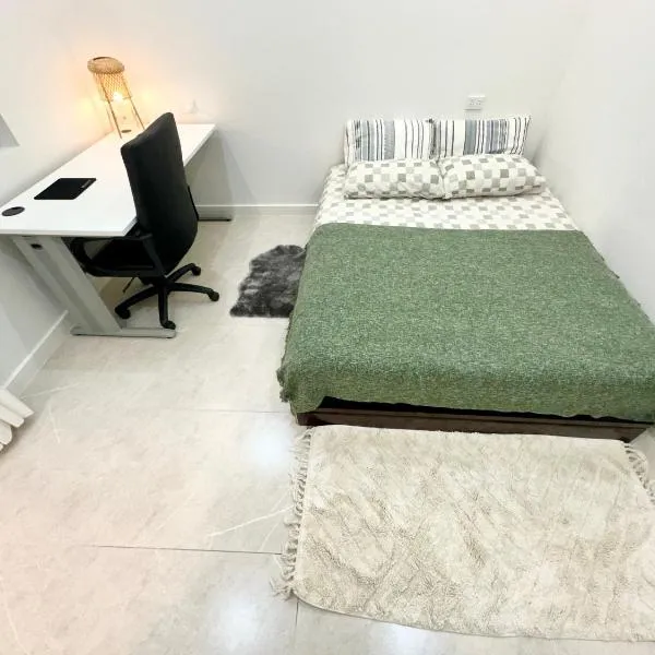 Cozy Bedroom with Private Bathroom and Toilet Close to Train Station Airport, hotel u gradu Revesby
