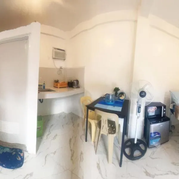 Centrally located studio with AC and kitchenette, hotel in Coron