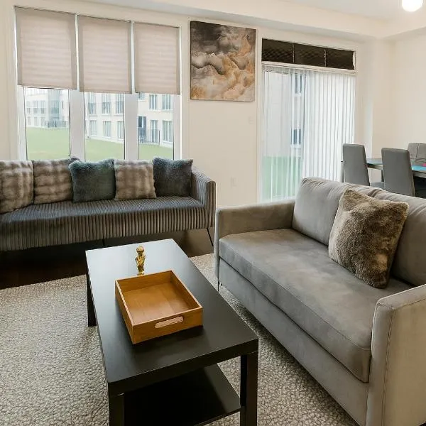 2024 Built Elegant 3BR Kleinburg Vaughan Townhouse with Free Parking, WiFi, Full Kitchen, Laundry, Near Canada's Wonderland! Perfect for Family Travel, Group Trips & Work Stays!, hotel in Vaughan