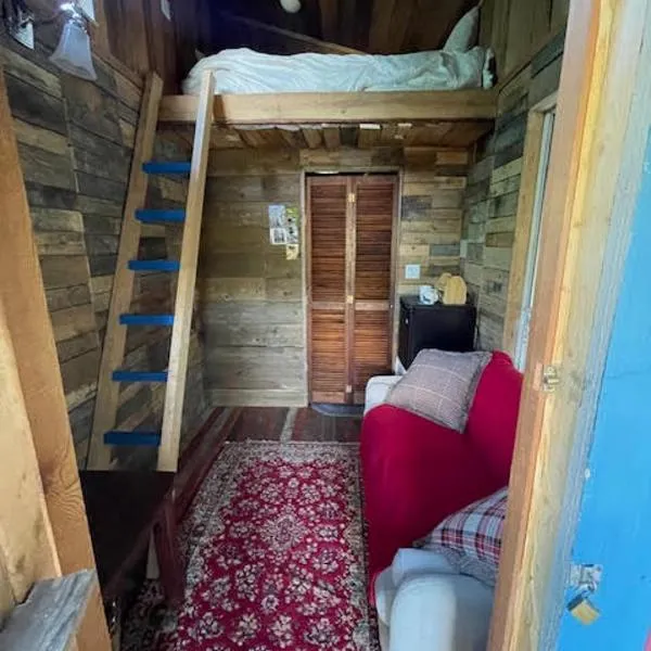 Gracies Grotto Cabin, hotel en Powell River