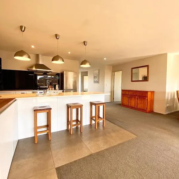 West Meadows Escape, Lake & Slopes Minutes Away, hotel in Wanaka