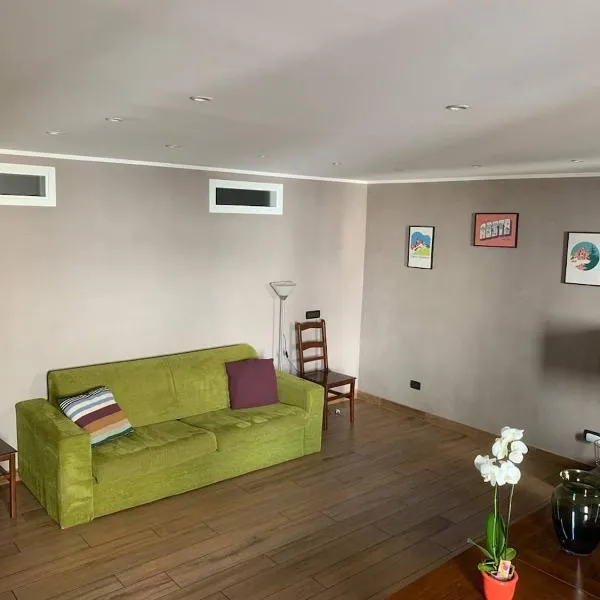 Aosta Center large Apartment with large shower, Hotel in Aosta