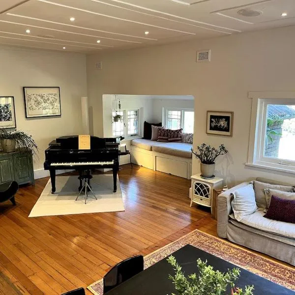 Spacious Beachside Apartment, hotel in Sydney