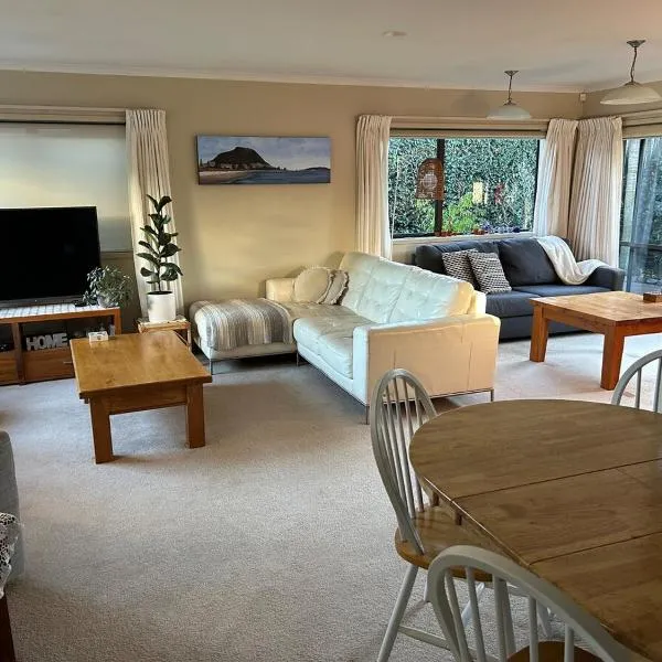 Mount Maunganui House -Walk to Beach, Shops, Cafés, hotel in Mount Maunganui