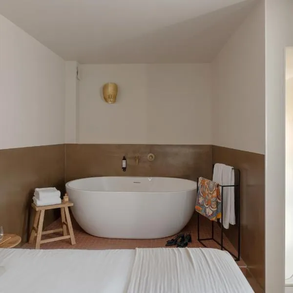 MiHotel Le Gourguillon, hotel in Lyon