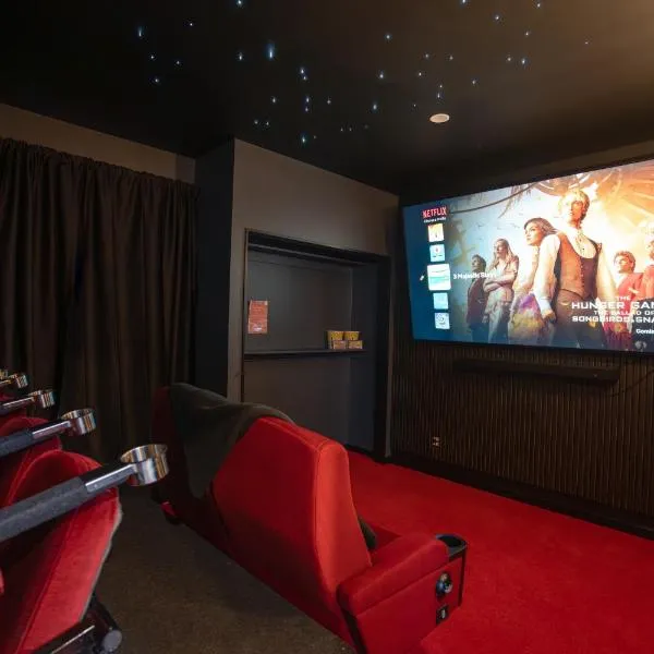 7 Bathrooms- Cinema -Free Parking -Kids Games Room w PS5, Arcade- Central, hotel in Christchurch