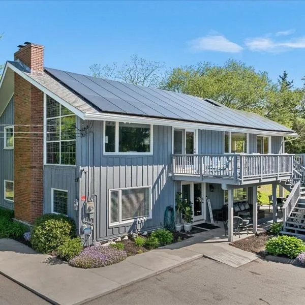 Unique Retreat with Private Patio, 4 King Beds and BBQ, hotel in Groton