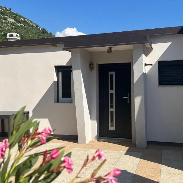 MOREBIT - cozy apartment with fireplace, Hotel in Vidovac