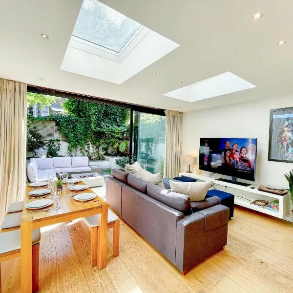 2-Bedroom flat with private patio & firepit in Shepherds Bush near Hammersmith by NourNest Apartments, khách sạn ở London