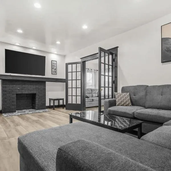Spacious 8-bedroom home in Niagara Falls Perfect for groups, hotel em Niagara Falls