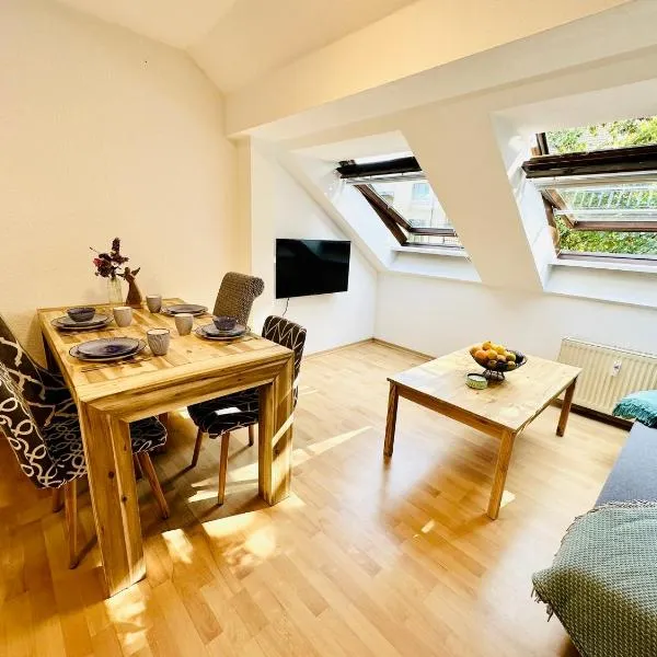 Fantastische Dachgeschosswohnung in Connewitz nahe Karli - Platz für bis zu 5 Personen - tolle Lage und öffentliche Verkehrsmittel, hotel in Leipzig