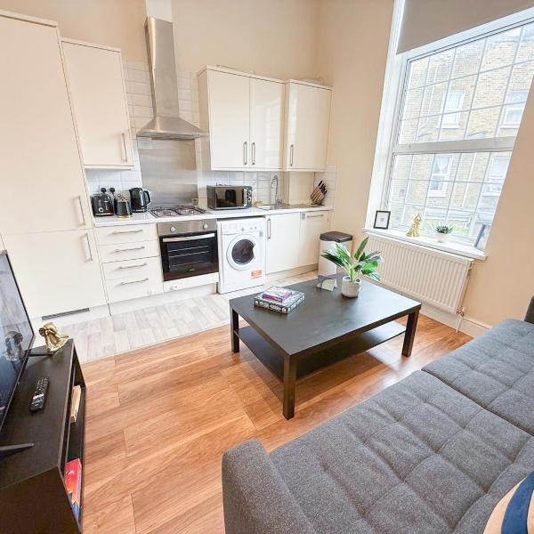 2-Bedroom Hammersmith Flat with WiFi, washer, dryer near Shepherds Bush & Westfield London by Staylio London, London