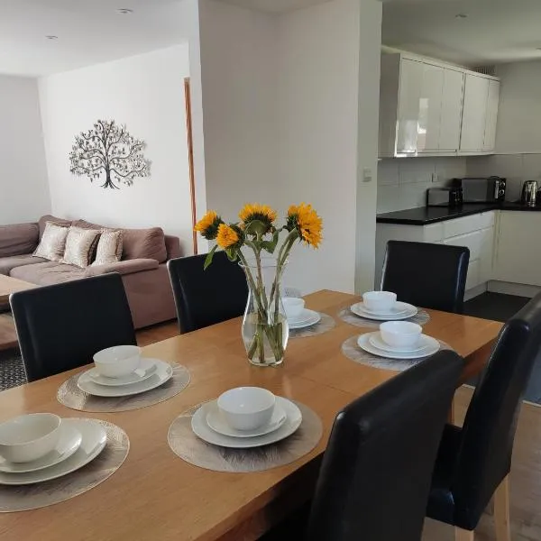 3 bedroom house 3-8 guests, CONTRACTORS, parking, Wi-Fi, close to Hospital, JP Morgan, nature reserves, golf courses, beach, hotel en Bournemouth