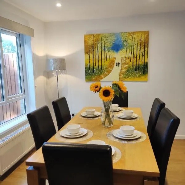 3double bed house 3-8 guests, contractors, free parking close to Hospital, JP Morgan, nature reserves, golf courses, beach, hotel di Bournemouth