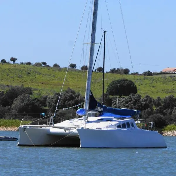 Cabines Catamaran Breakfast-Brunch Included, Optional Lunch & Dinner, hotel in Alvor