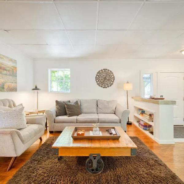 Charming Milk Barn Home on Vineyard Estate, ξενοδοχείο σε Forestville
