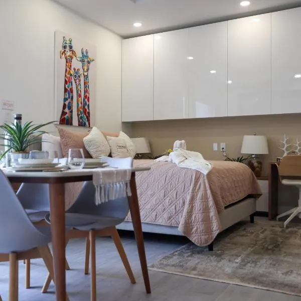 STUDIO apartment near Seven Mile Beach at The Grove, hotell sihtkohas Upper Land