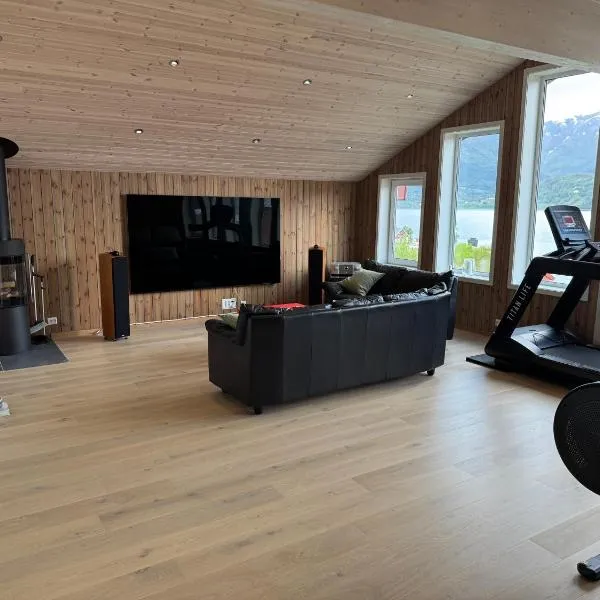 Living in a Nikolai Astrup motif 96m2, hotel in Vassenden