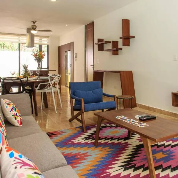 Vibrant Condo, FiberOptic WiFi, Workspace & a Pool, hotel v destinaci Tulum