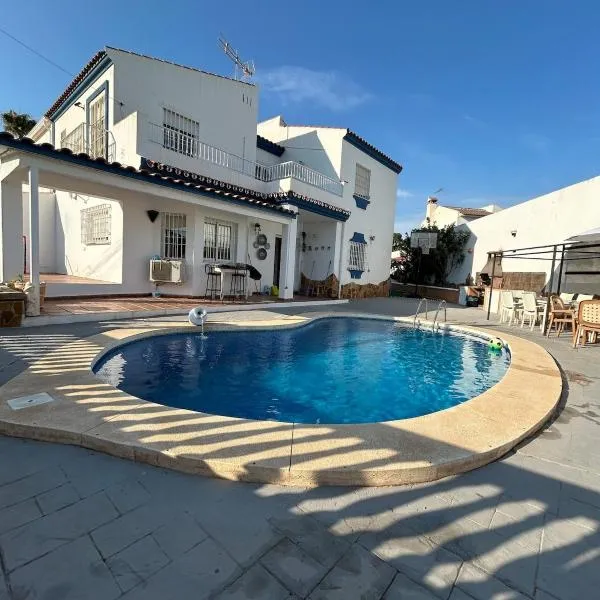 Villa Famara,piscina y barbacoa,a 5 minutos de la playa,10 personas, hotel in Málaga