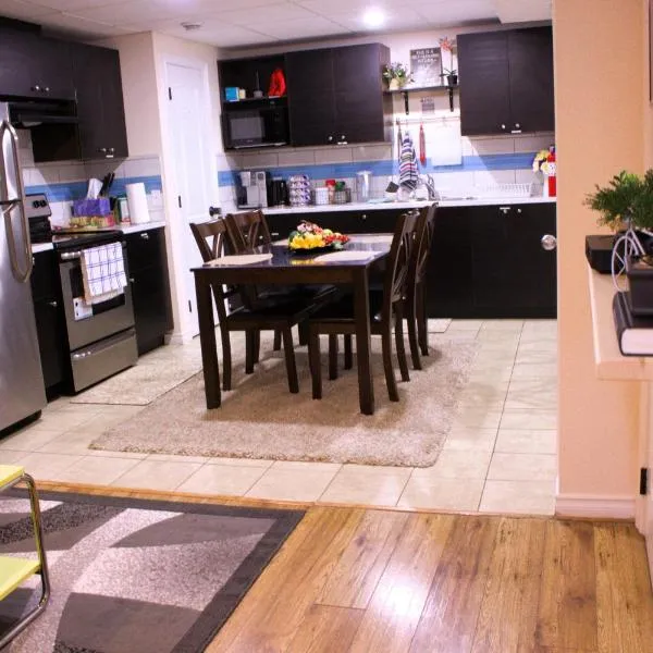 Entire suite Queen BRM Big Window Prvt Entry Patio, hotel v mestu Edmonton