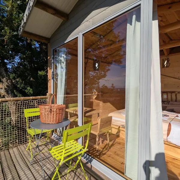 Cabane perchée romantique avec climatisation à St Paulien - FR-1-582-535, hôtel à Saint-Paulien