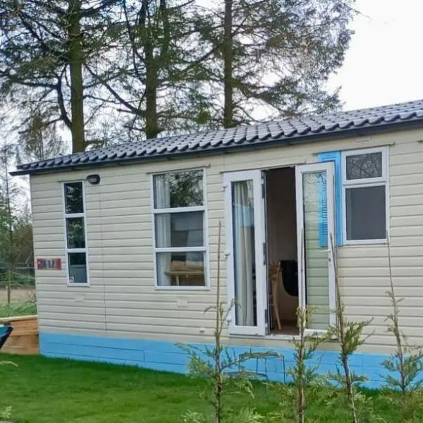 Ibiza chalet in natuurlijke omgeving, hotel in Bergen op Zoom