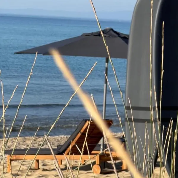 hellofrom Beach House, hotel in Loutrá Elevtherón